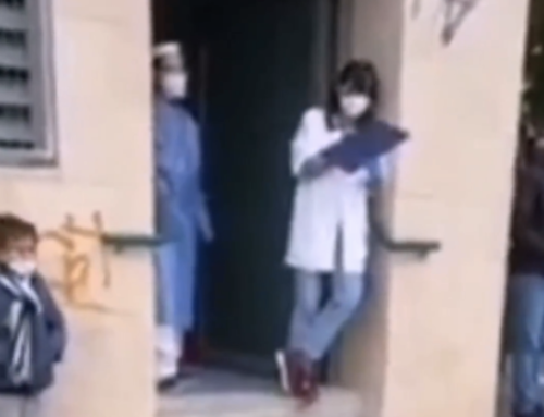 Una enfermera comunica a voces los resultados de los test de antígenos en la puerta de un ambulatorio de Murcia